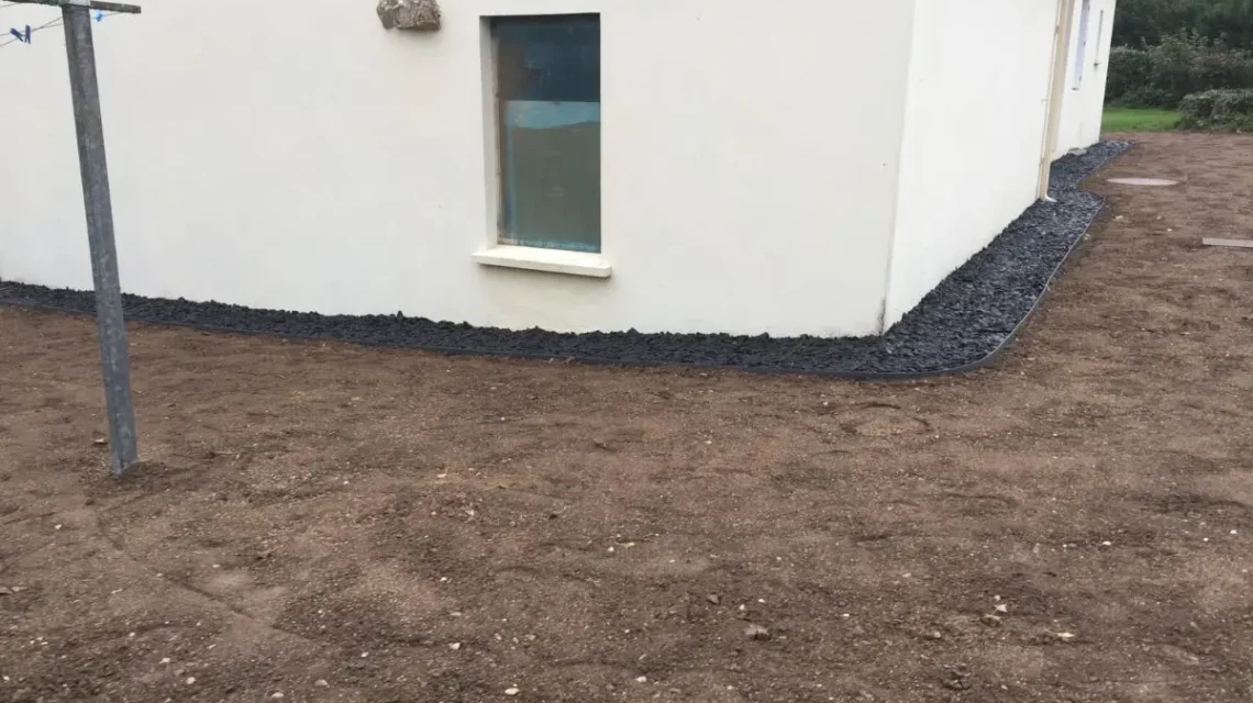 Bande de propreté autour d'une maison