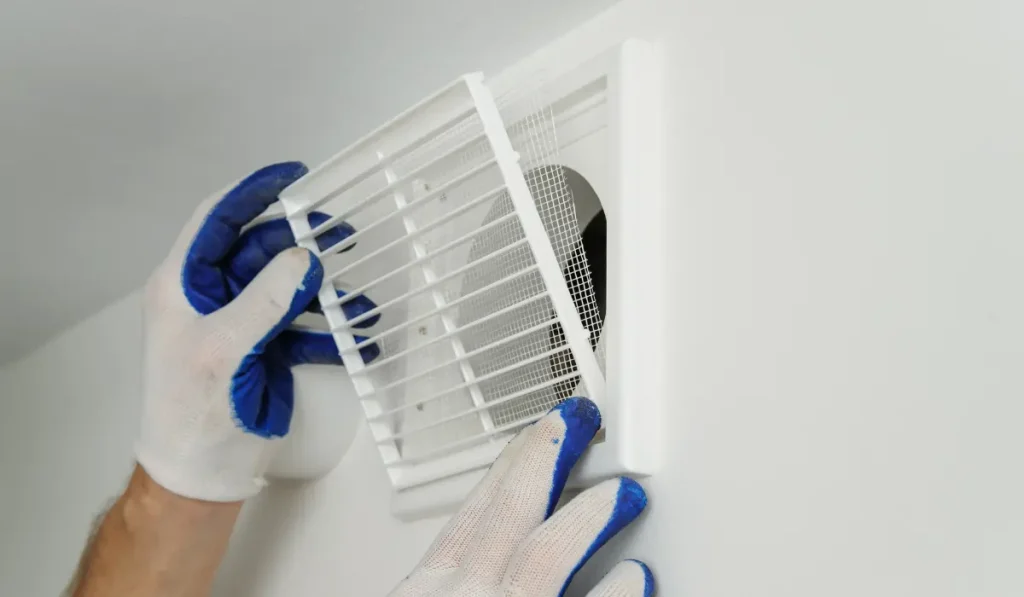 des mains qui installe une vmc