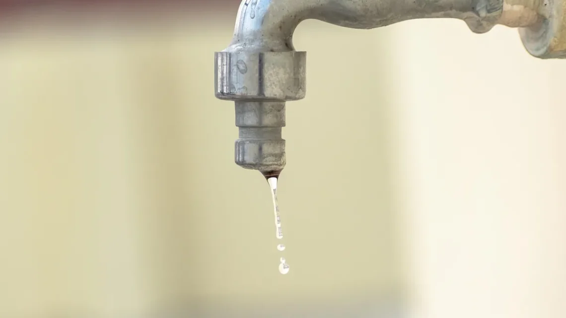 chasse d eau qui fuit