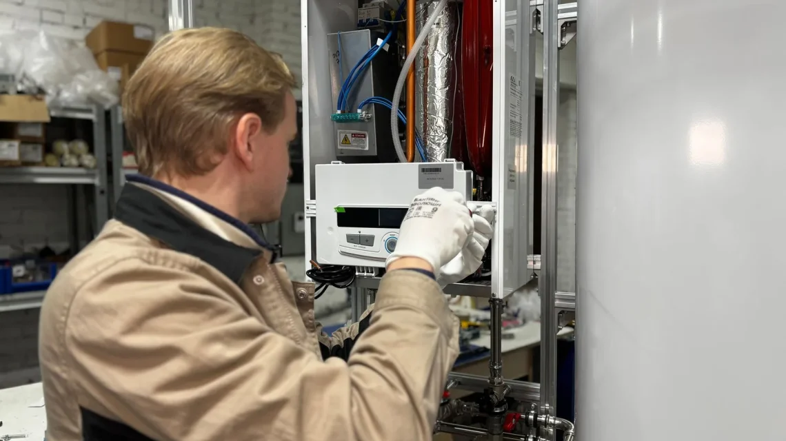 Groupe de sécurité qui coule en permanence sous un chauffe-eau électrique