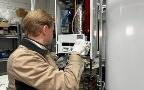 Groupe de sécurité qui coule en permanence sous un chauffe-eau électrique