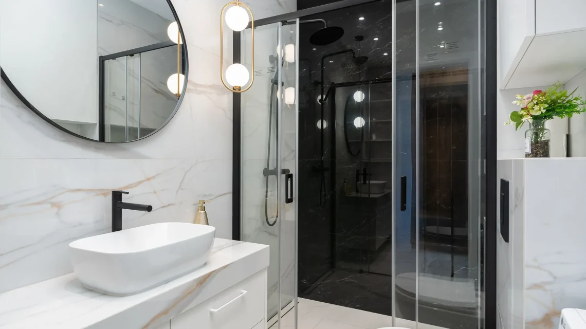 Joint de douche noirci qu'il faut traiter, exemple de moisissures dans une salle de bain