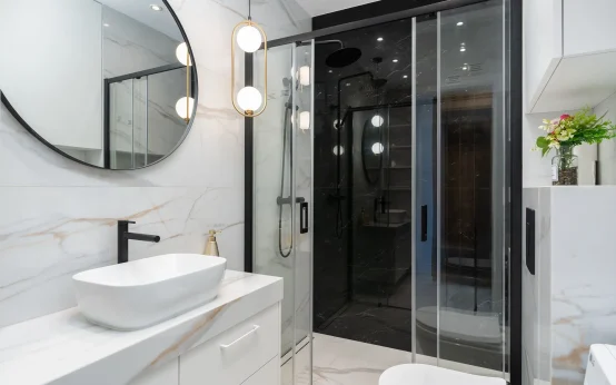 Joint de douche noirci qu'il faut traiter, exemple de moisissures dans une salle de bain